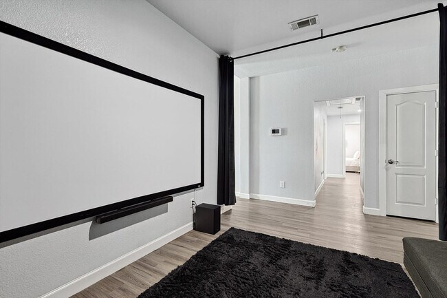 Building Photo - 521 E Robin Ct