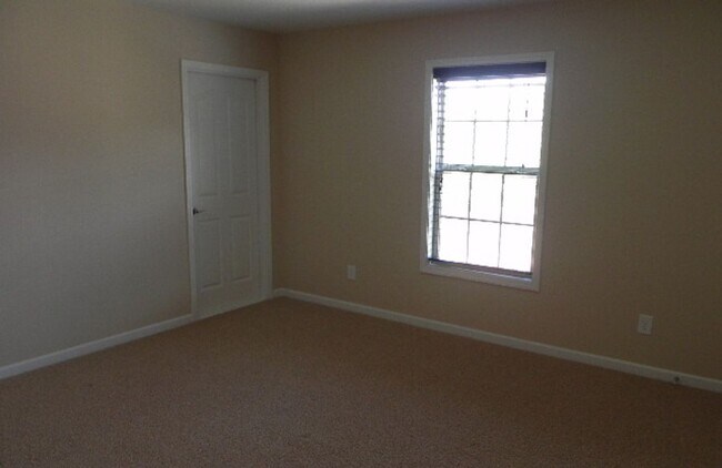 Building Photo - 4 Bedroom - Near Ft Moore
