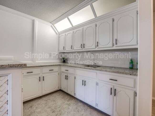 Building Photo - 2320 Yellowstone Dr