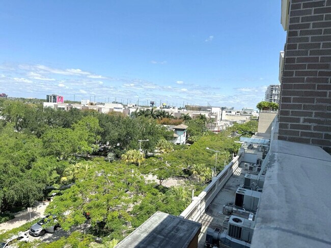 Building Photo - 139 NE 32nd St