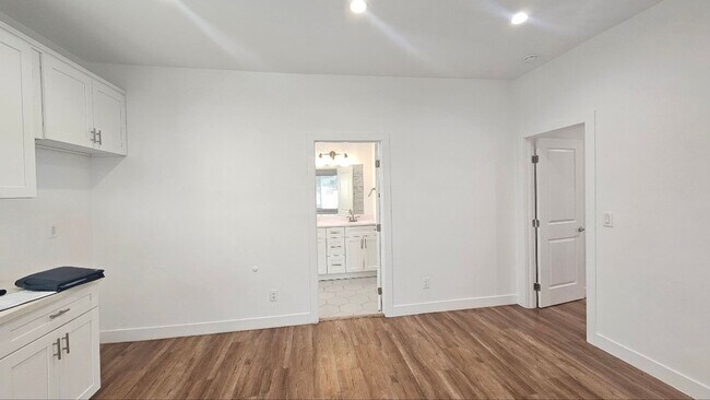 Building Photo - 1100 W 45th St