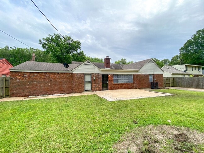 Building Photo - Large 3 bed, 2 bath home near Raines and I...