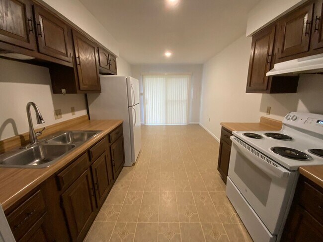 Building Photo - 3 Bedroom/1.5 bathroom Duplex