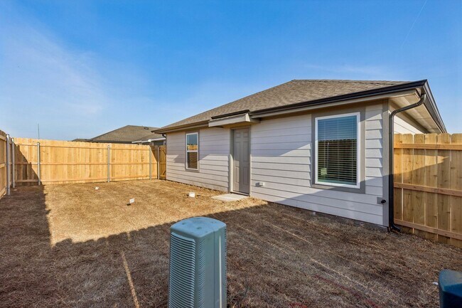 Building Photo - 4 Bed | 2 Bath | 1,572 Sq Ft