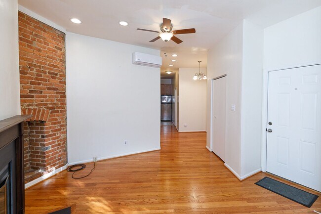 Building Photo - Charming Hill East One Bedroom