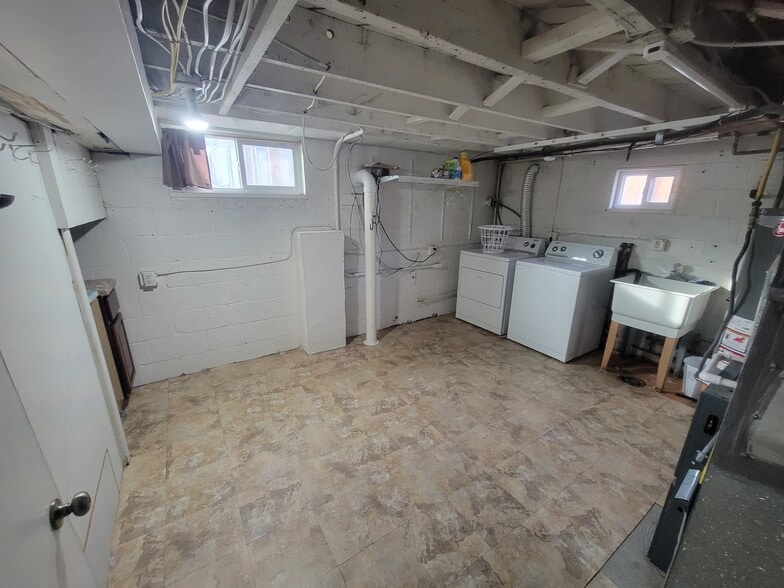 Laundry Room - 5555 Alcott St