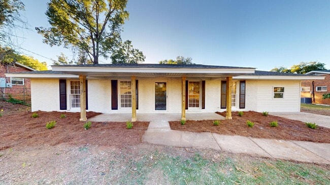 Building Photo - 4 Bed/2 Bath in Daniel Pratt School District