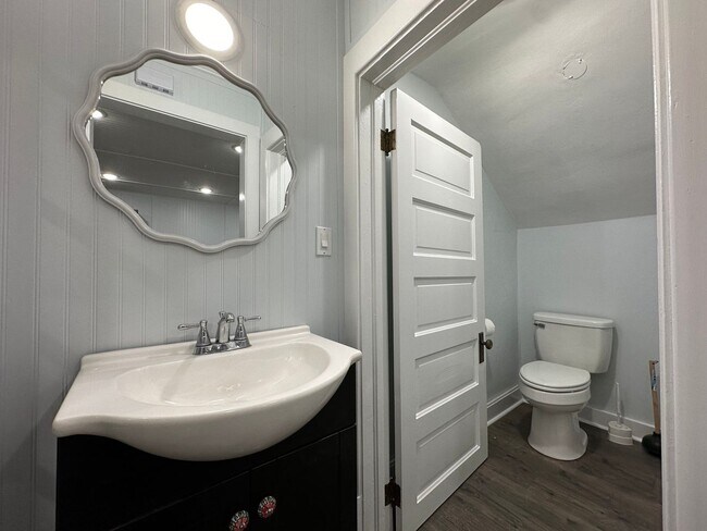 Building Photo - 1BR/1.5BA Downtown FURNISHED Apartment