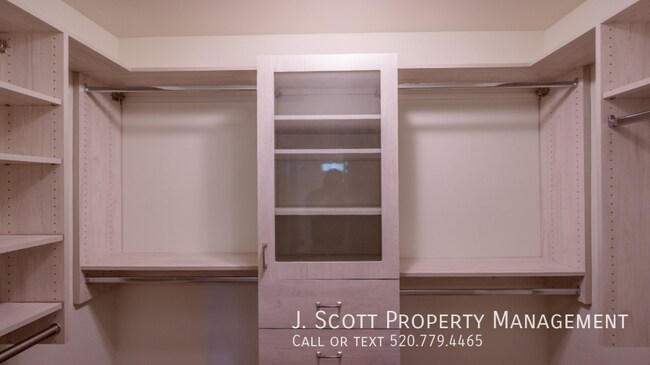 Building Photo - 9059 N Arroya Vista Dr