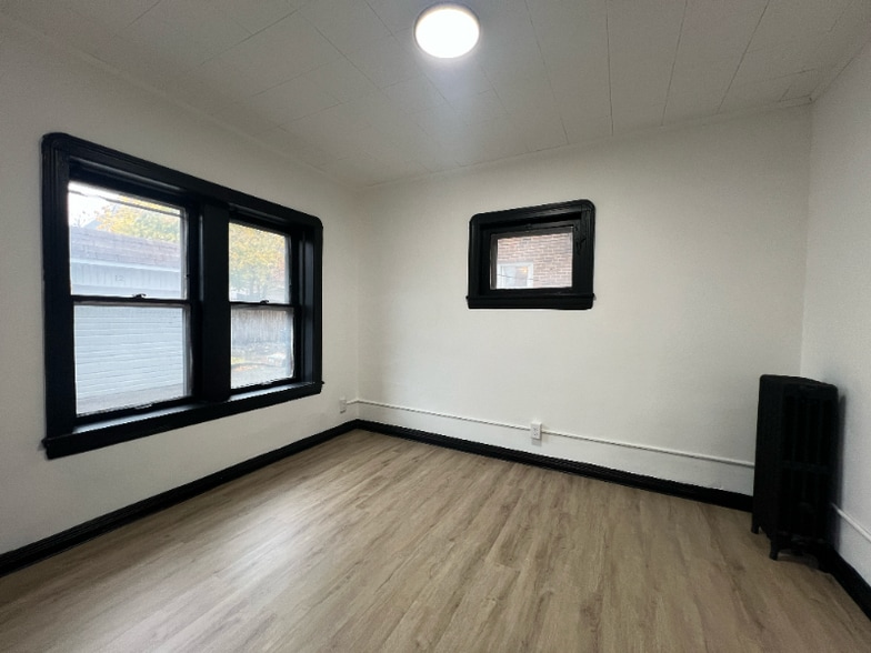 Building Photo - 1411 Roycroft Ave