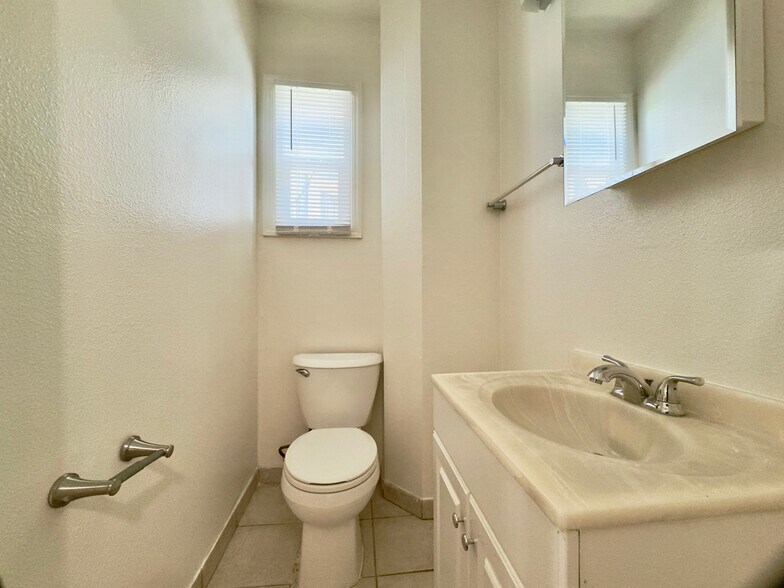 Building Photo - 711 32nd St