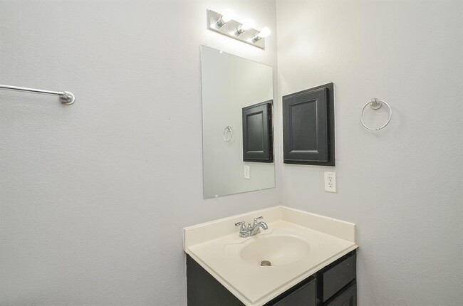Building Photo - 2707 Roaring Oaks Ln