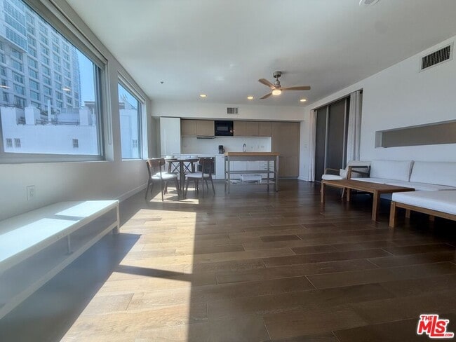 Building Photo - 901 Flower St