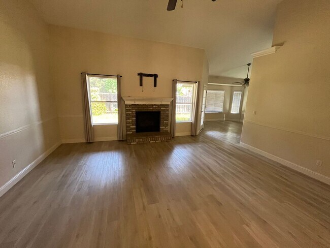Building Photo - Beautiful Home for rent in Visalia, Ca