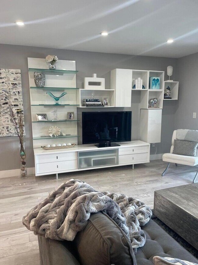 Building Photo - 9299 Vista Del Lago