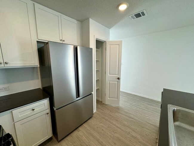 Building Photo - Modern 4-Bedroom Home with Community Pool ...