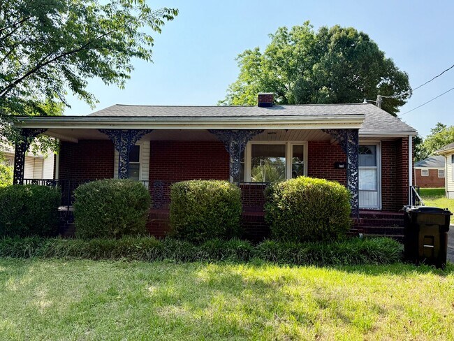 Building Photo - Three bedroom, 1.5 bath house in Burlington