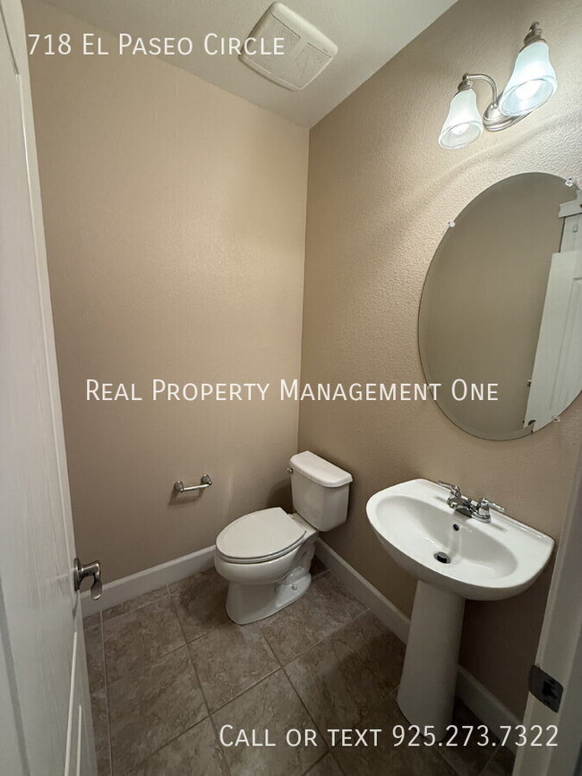 Building Photo - 718 El Paseo Cir