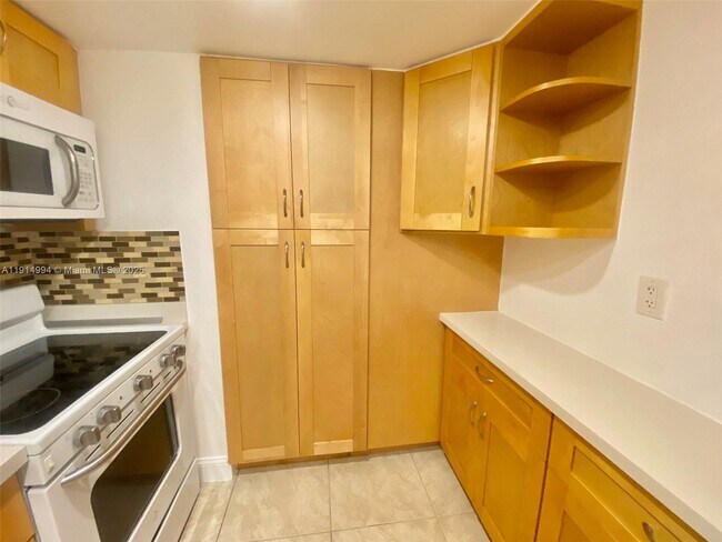 Building Photo - 6568 SW 41st Pl