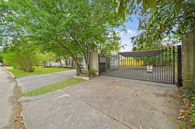 Building Photo - 8302 Braeburn Valley Dr