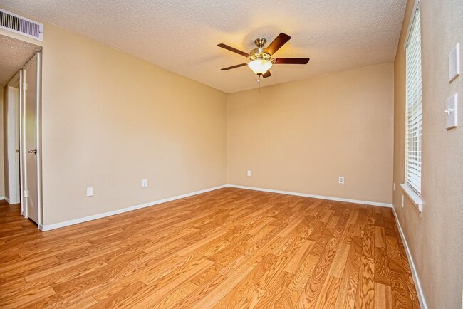 Building Photo - 427 Martin St