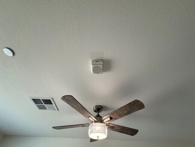 Building Photo - BEAUTIFUL PET FRIENDLY 3 BEDROOM 3 BATH TR...
