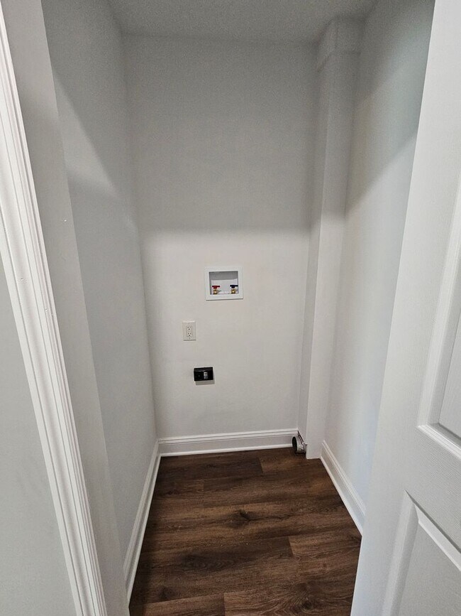 Building Photo - Fully Renovated Hanahan Home!