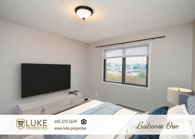 Building Photo - 405 S Sycamore Ave