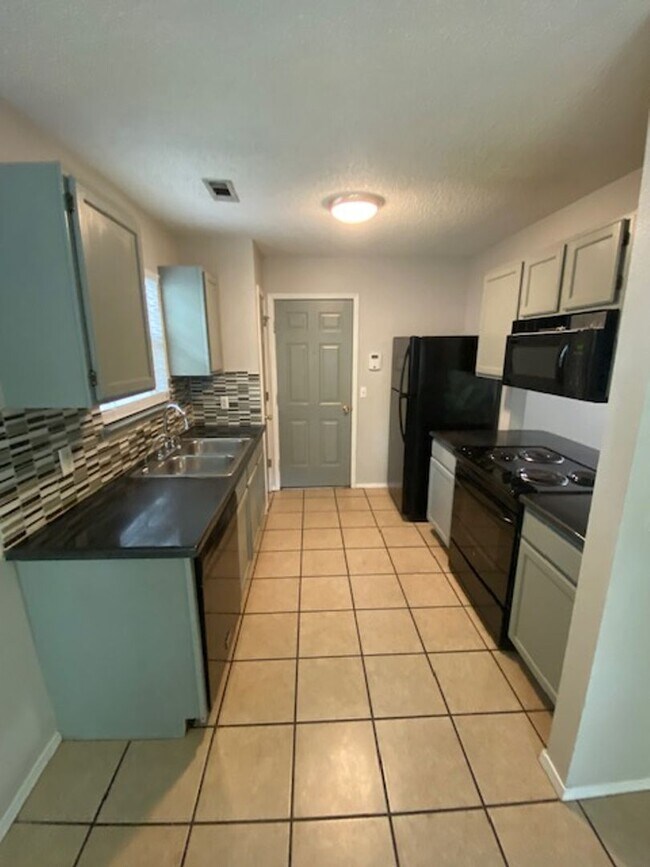Building Photo - Cute 3 bedroom home in west Fayetteville