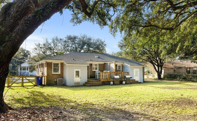 Building Photo - Available September 1st. Beautiful FULLY F...