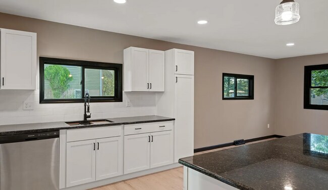 Building Photo - Spacious 3 bedroom home