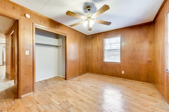 Building Photo - 223 E Kingsbridge Dr