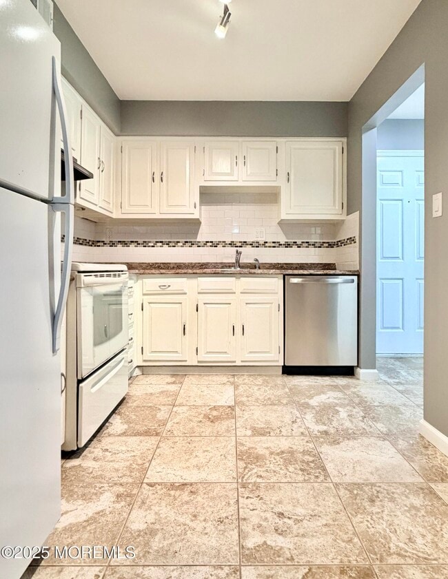 Building Photo - 304 Wellington Pl