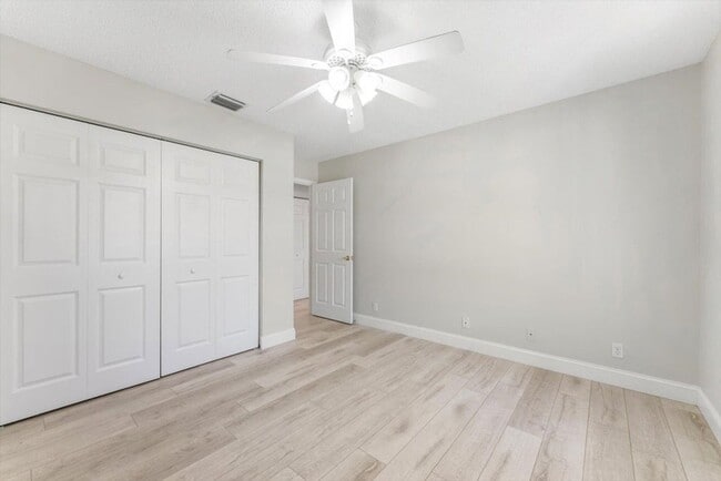 Building Photo - 5809 Sun Pointe Cir