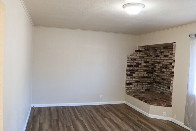 Building Photo - Affordable 3 bedroom on a quiet street