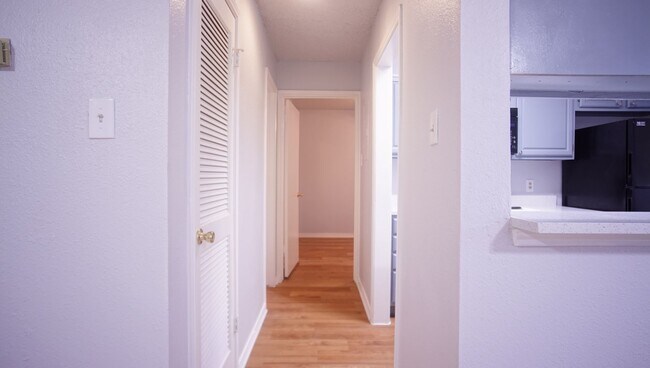 Building Photo - 2/2 Renovated Condo in Central Austin