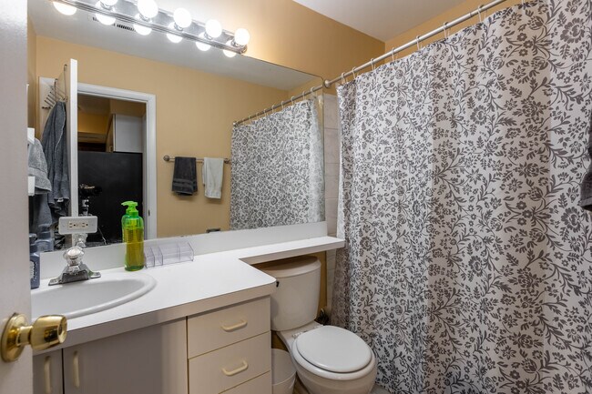 Building Photo - 715 W Diversey Pky