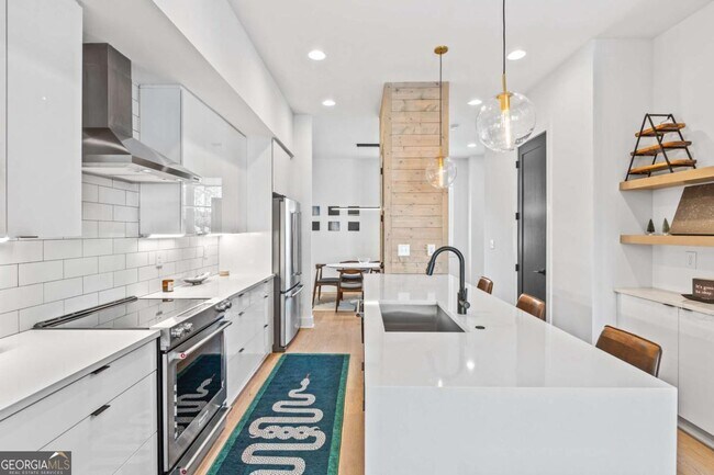 Building Photo - 2424 Memorial Dr SE