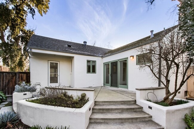 Building Photo - Downtown Davis Cottage-Available for Spring Move In