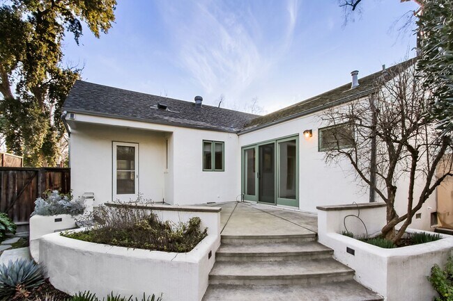 Building Photo - Downtown Davis Cottage