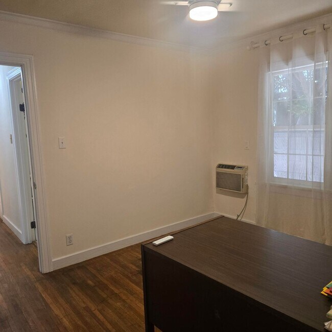 Building Photo - Warm & Welcoming Home Near Melrose with Room to Live, Work & Create