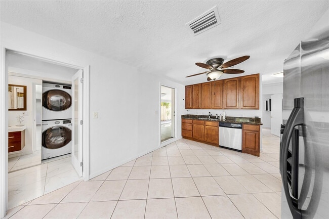 Building Photo - 5921 NE 1st Ave.