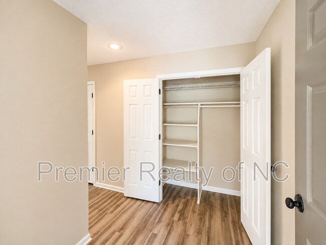 Building Photo - 5020 Thoroughbred Ln