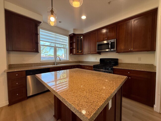 Building Photo - Beautiful and Modern 3 Bedroom 2.5 Bath Townhome in Montecito Vista Area