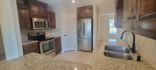 Building Photo - SPECTACULAR NEWER HOME, FIREPLACE, FORMAL ...