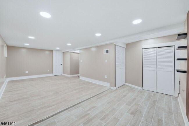 Building Photo - 271 Fuller Terrace