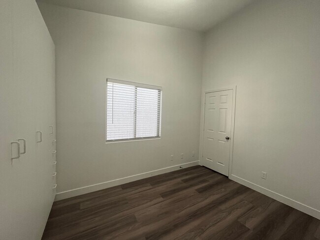 Building Photo - 2470 sq ft, remodeled single story, hard to find 5 bed, 2.5 bath, 2 car garage in guard gated Sta...