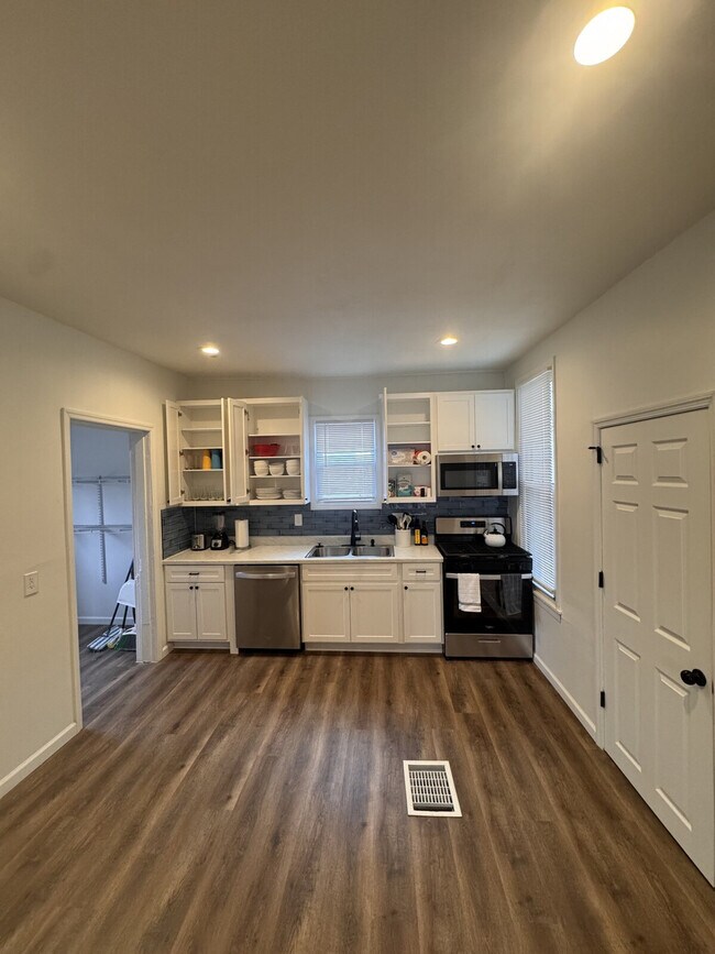 Building Photo - 6559 Hoffman Ave