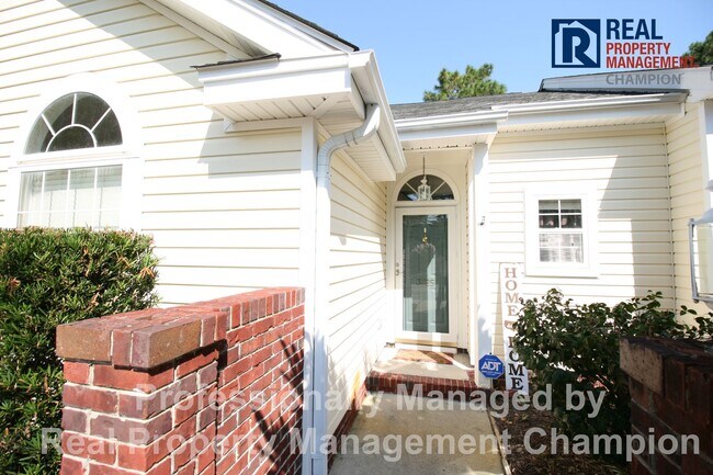 Building Photo - Charming 2 BD/2 BA Townhouse w/Split Bedroom Layout and Private Patio
