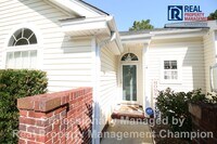 Building Photo - Charming 2 BD/2 BA Townhouse w/Split Bedroom Layout and Private Patio